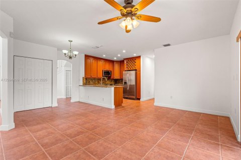 Casa en venta en Miami, Florida, 5 dormitorios, 215.44 m2 № 2383237 - foto 11