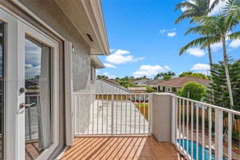 Casa en venta en Miami, Florida, 5 dormitorios, 215.44 m2 № 2383237 - foto 30