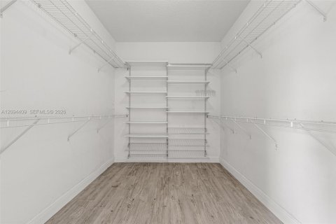 Casa en venta en Miami, Florida, 5 dormitorios, 215.44 m2 № 2383237 - foto 28