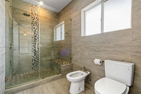 Casa en venta en Miami, Florida, 5 dormitorios, 215.44 m2 № 2383237 - foto 27