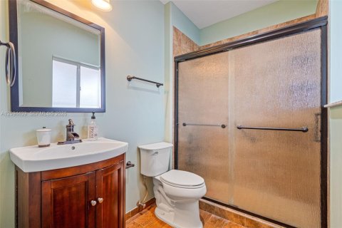Casa en venta en Miami, Florida, 5 dormitorios, 215.44 m2 № 2383237 - foto 18
