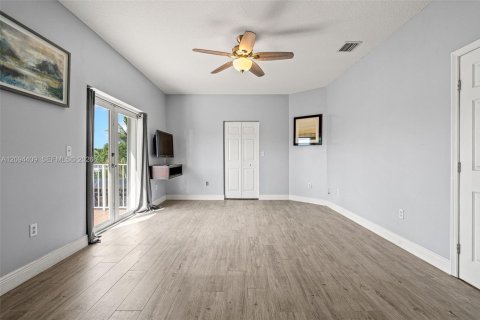 Casa en venta en Miami, Florida, 5 dormitorios, 215.44 m2 № 2383237 - foto 23