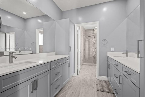 Casa en venta en Miami, Florida, 5 dormitorios, 215.44 m2 № 2383237 - foto 26