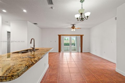 Casa en venta en Miami, Florida, 5 dormitorios, 215.44 m2 № 2383237 - foto 9
