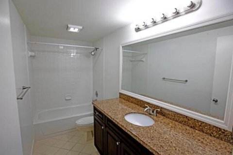 Condo in West Palm Beach, Florida, 2 bedrooms  № 2253549 - photo 11
