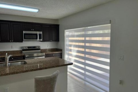 Condo in West Palm Beach, Florida, 2 bedrooms  № 2253549 - photo 4