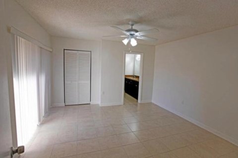 Condo in West Palm Beach, Florida, 2 bedrooms  № 2253549 - photo 10