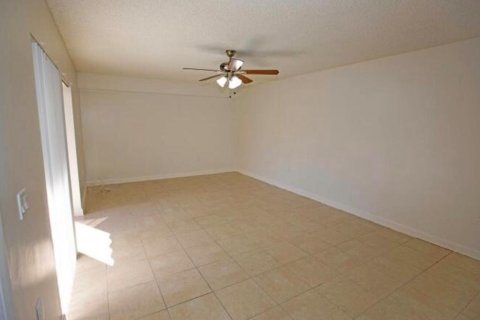 Condo in West Palm Beach, Florida, 2 bedrooms  № 2253549 - photo 6