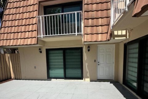 Condo in West Palm Beach, Florida, 2 bedrooms  № 2253549 - photo 2