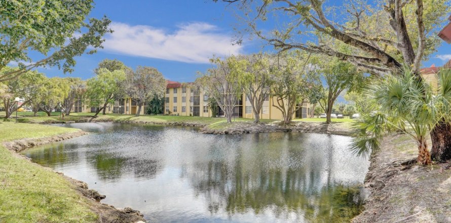 Condo in Miramar, Florida, 2 bedrooms № 968241