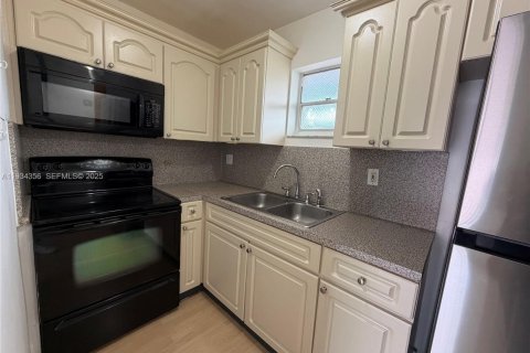 Снять в аренду кондоминиум в Майами, Флорида 1 спальня, 71.07м2, № 1992689 - фото 4