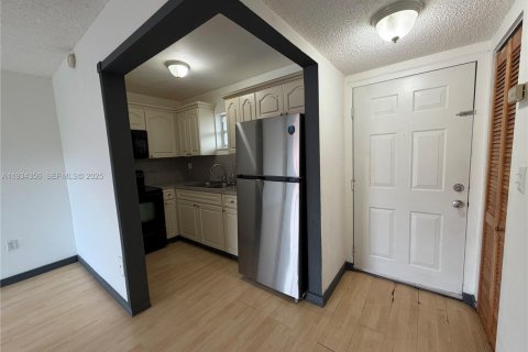 Снять в аренду кондоминиум в Майами, Флорида 1 спальня, 71.07м2, № 1992689 - фото 3