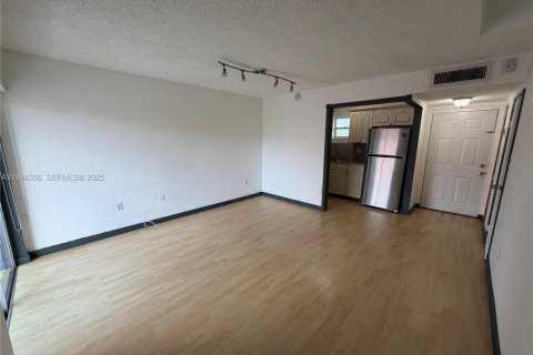 Снять в аренду кондоминиум в Майами, Флорида 1 спальня, 71.07м2, № 1992689 - фото 1