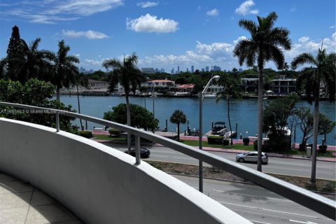 Condominio en alquiler en Miami Beach, Florida, 2 dormitorios, 126.35 m2 № 2060129 - foto 12