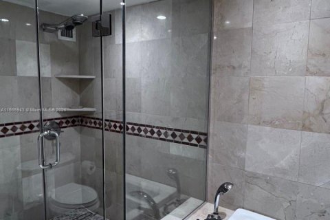 Condominio en alquiler en Miami Beach, Florida, 2 dormitorios, 126.35 m2 № 2060129 - foto 25