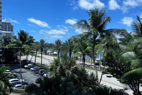 Condominio en alquiler en Miami Beach, Florida, 2 dormitorios, 126.35 m2 № 2060129 - foto 13