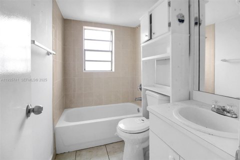 Condominio en venta en Hialeah, Florida, 2 dormitorios, 87.14 m2 № 1993903 - foto 7