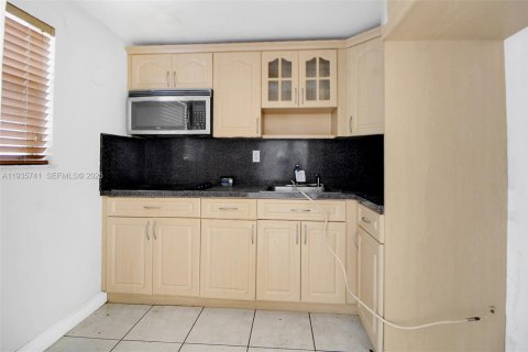 Condominio en venta en Hialeah, Florida, 2 dormitorios, 87.14 m2 № 1993903 - foto 2