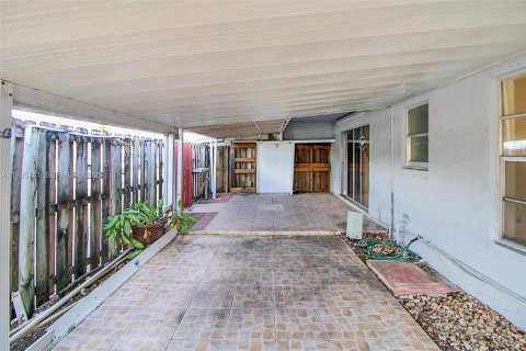 Condominio en venta en Hialeah, Florida, 2 dormitorios, 87.14 m2 № 1993903 - foto 10