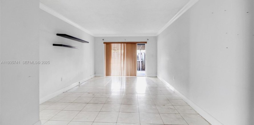Condominio en Hialeah, Florida, 2 dormitorios  № 1993903