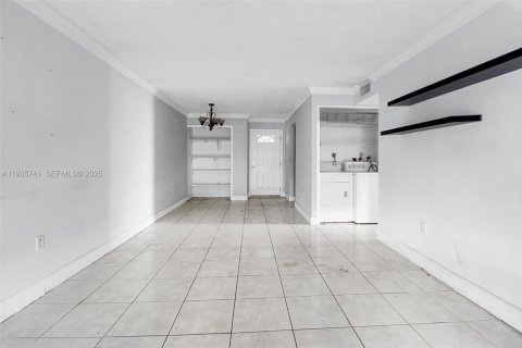 Condominio en venta en Hialeah, Florida, 2 dormitorios, 87.14 m2 № 1993903 - foto 3