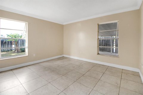 Condominio en venta en Hialeah, Florida, 2 dormitorios, 87.14 m2 № 1993903 - foto 5