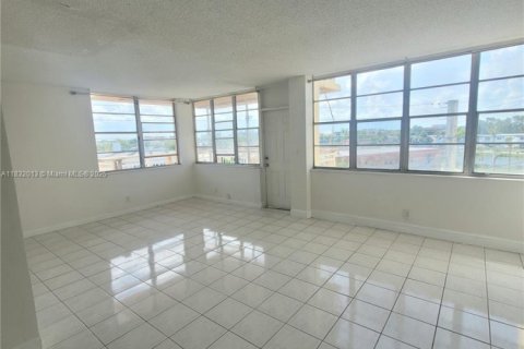Copropriété à louer à North Miami Beach, Floride: 2 chambres, 103.31 m2 № 1809866 - photo 1