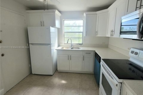 Copropriété à louer à North Miami Beach, Floride: 2 chambres, 103.31 m2 № 1809866 - photo 4