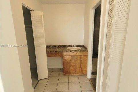 Copropriété à louer à North Miami Beach, Floride: 2 chambres, 103.31 m2 № 1809866 - photo 7