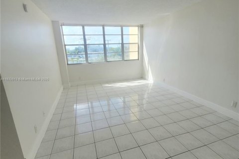 Copropriété à louer à North Miami Beach, Floride: 2 chambres, 103.31 m2 № 1809866 - photo 5