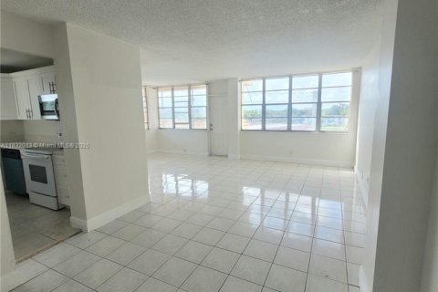Copropriété à louer à North Miami Beach, Floride: 2 chambres, 103.31 m2 № 1809866 - photo 3