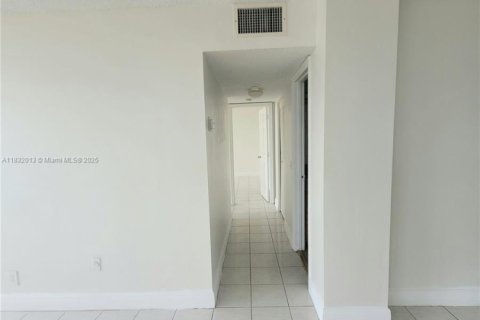 Copropriété à louer à North Miami Beach, Floride: 2 chambres, 103.31 m2 № 1809866 - photo 14