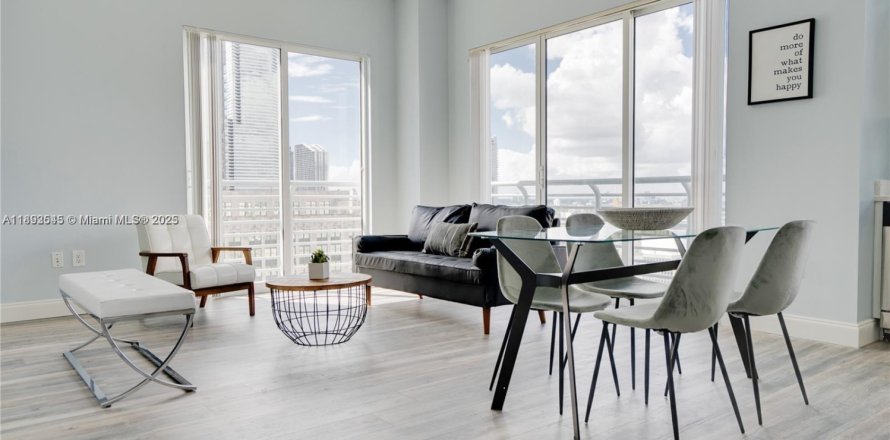Condominio en Miami, Florida, 2 dormitorios  № 1945551