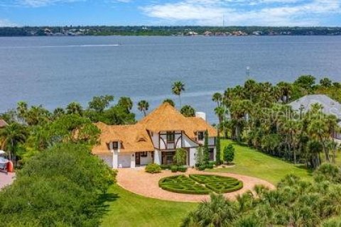 House in Merrit Island, Florida 5 bedrooms, 379.88 sq.m. № 1743254 - photo 2