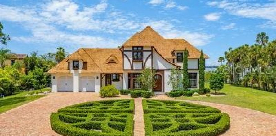 House in Merrit Island, Florida 5 bedrooms, 379.88 sq.m. № 1743254