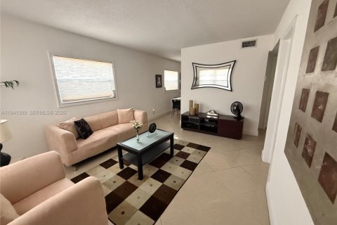 Copropriété à louer à Oakland Park, Floride: 2 chambres, 60.39 m2 № 1997843 - photo 3