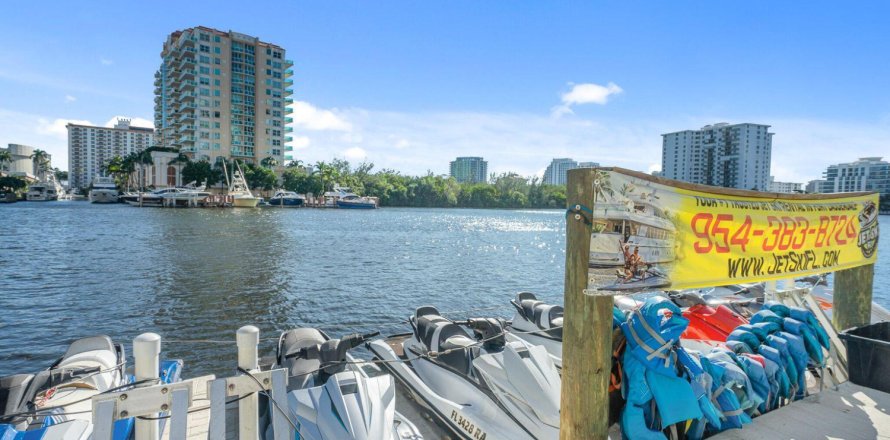 Condominio en Fort Lauderdale, Florida, 1 dormitorio  № 938724