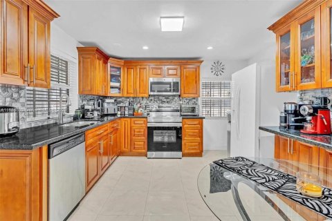 Villa ou maison à vendre à Miami, Floride: 4 chambres, 145.3 m2 № 2050090 - photo 4