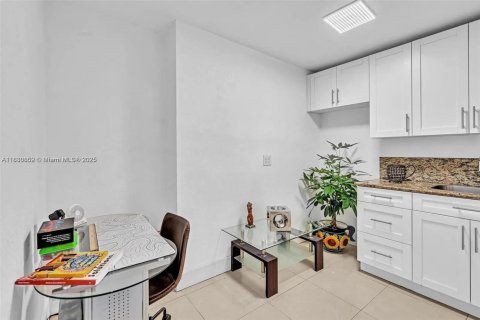 Villa ou maison à vendre à Miami, Floride: 4 chambres, 145.3 m2 № 2050090 - photo 10