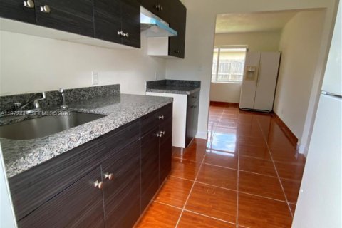 Снять в аренду виллу или дом в Форт-Лодердейл, Флорида 1 спальня, 65.03м2, № 2040352 - фото 2