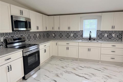 House in Orlando, Florida 5 bedrooms, 174.28 sq.m. № 2412591 - photo 4