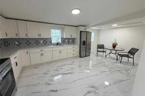 House in Orlando, Florida 5 bedrooms, 174.28 sq.m. № 2412591 - photo 3