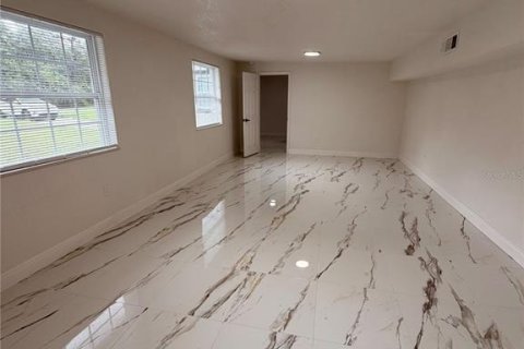 House in Orlando, Florida 5 bedrooms, 174.28 sq.m. № 2412591 - photo 8