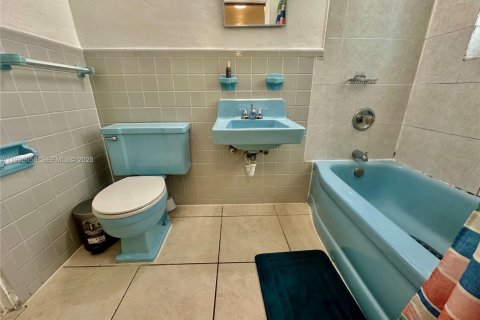 Apartment in North Miami, Florida 1 bedroom, 66.89 sq.m. № 1994292 - photo 4