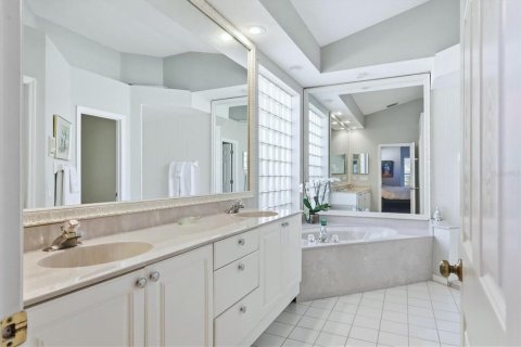 House in University Park, Florida 3 bedrooms, 191.47 sq.m. № 2093273 - photo 22