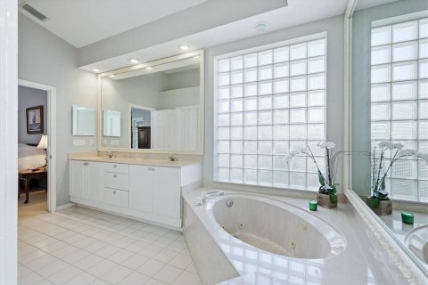 House in University Park, Florida 3 bedrooms, 191.47 sq.m. № 2093273 - photo 23