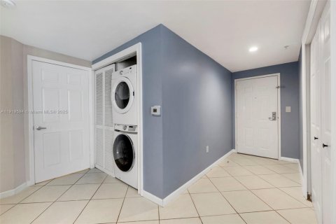 Снять в аренду кондоминиум в Майами, Флорида 2 спальни, 104.98м2, № 2079568 - фото 19
