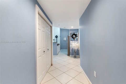 Снять в аренду кондоминиум в Майами, Флорида 2 спальни, 104.98м2, № 2079568 - фото 17