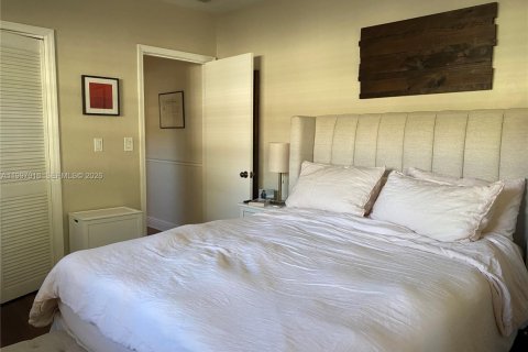 Снять в аренду виллу или дом в Корал-Гейблс, Флорида 2 спальни, 128.02м2, № 2058840 - фото 8