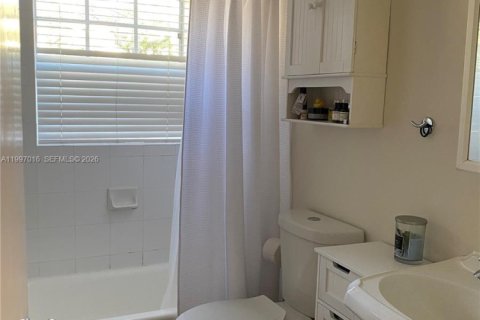 Снять в аренду виллу или дом в Корал-Гейблс, Флорида 2 спальни, 128.02м2, № 2058840 - фото 7